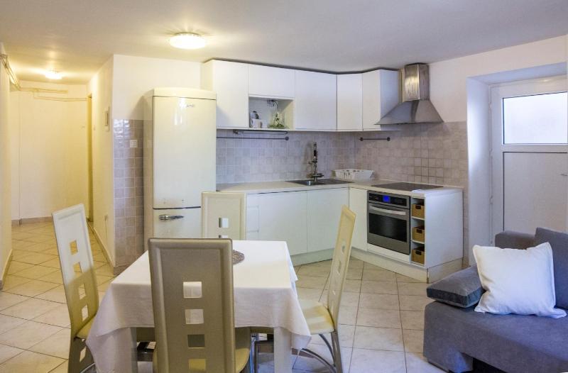 One-Bedroom Apartment image 2