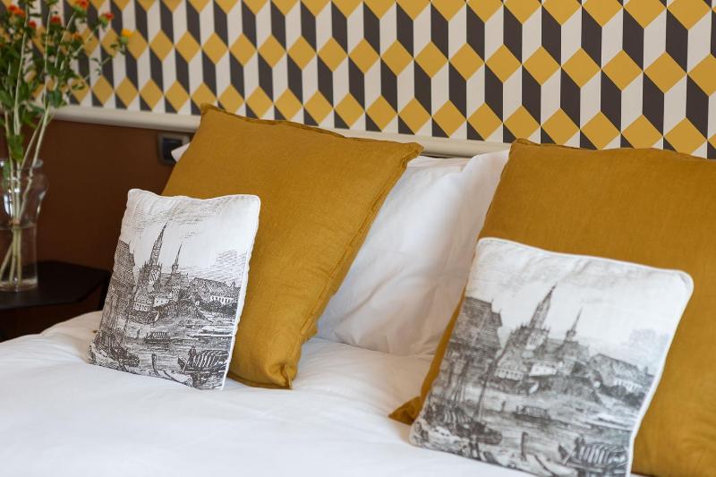Deluxe King Room image 4