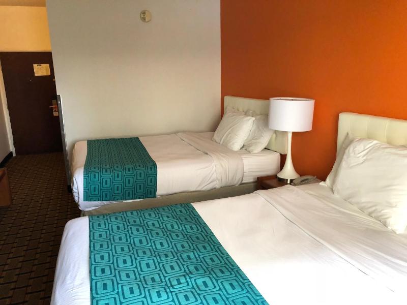 Queen Room with Two Queen Beds - Non-Smoking image 2