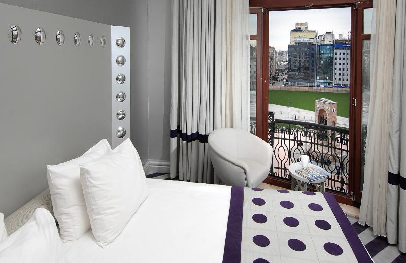 Superior Double or Twin Room with Square View image 4