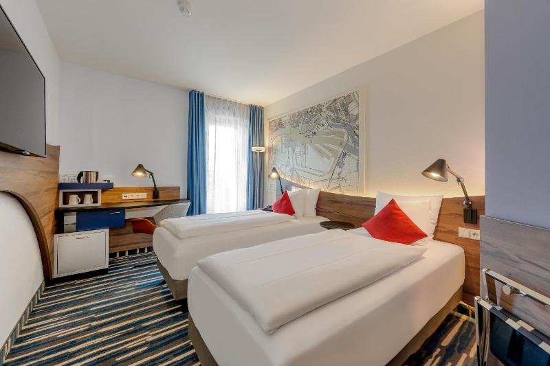 Standard Queen Room image 4