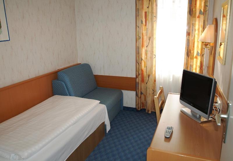 Single Room with Shared Toilet image 4