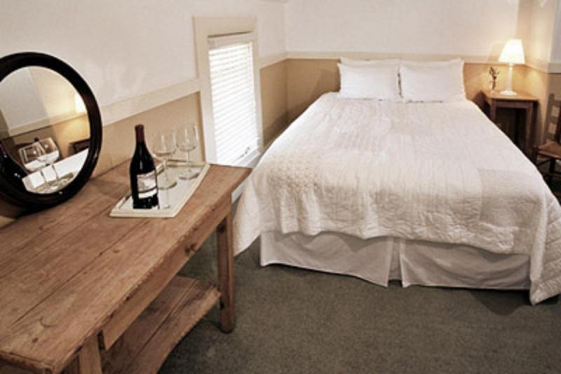 Queen Room image 2