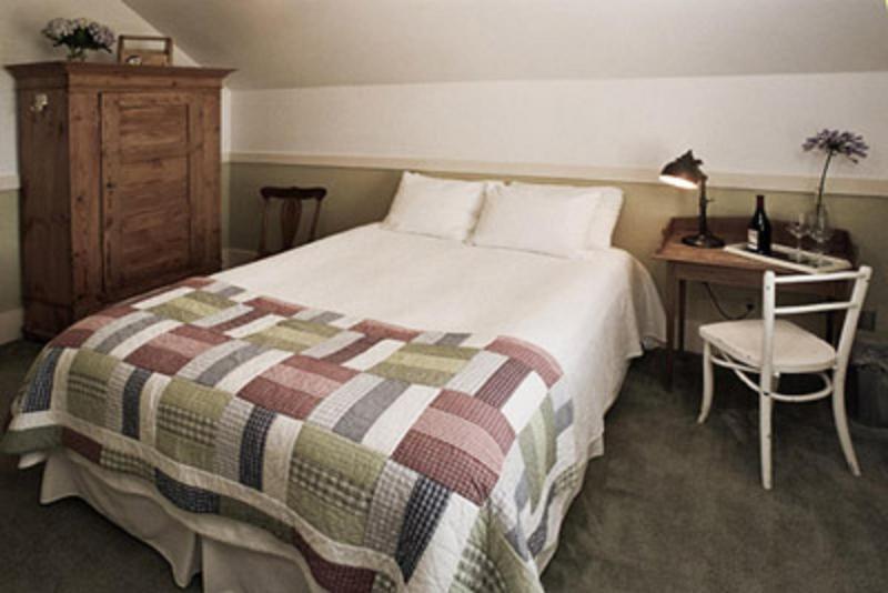 Queen Room image 4