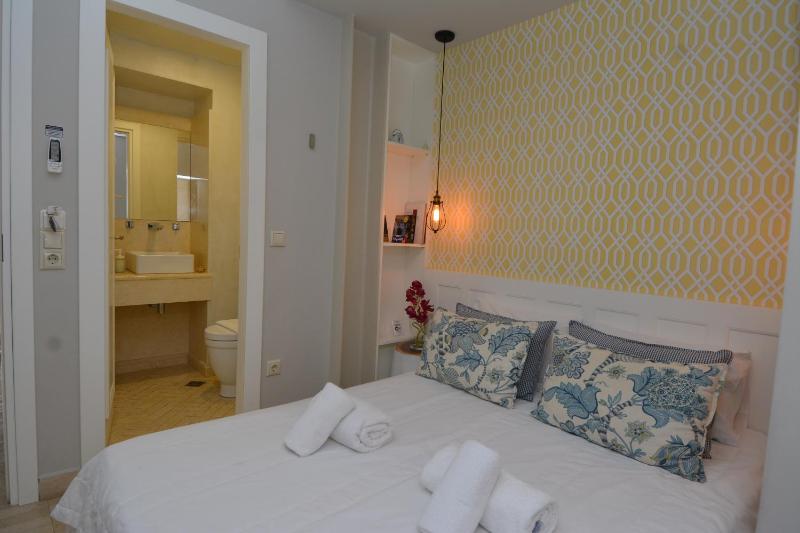 Small Double Room image 3
