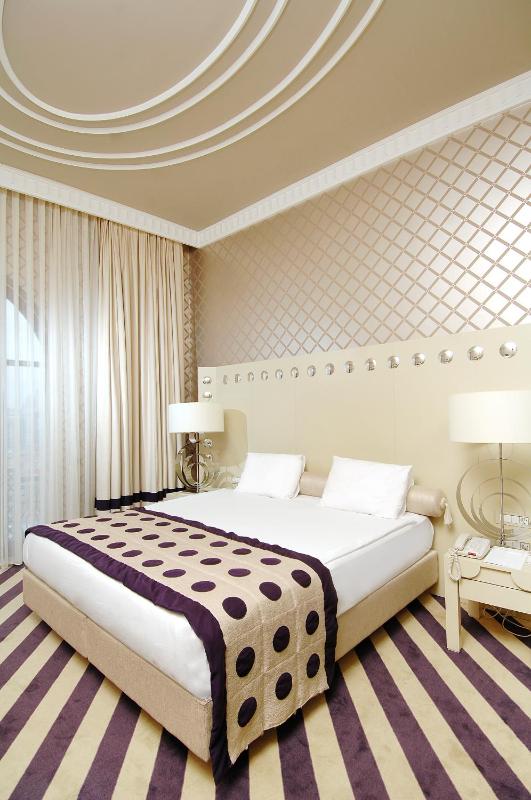 Superior Double or Twin Room with Square View image 2