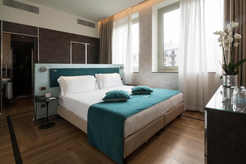 Deluxe Double or Twin Room image 3