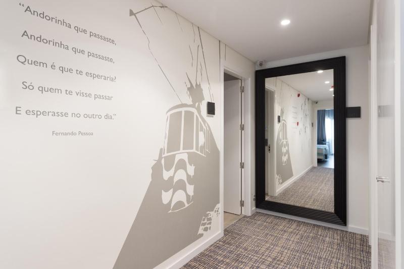 Standard Twin Room image 3