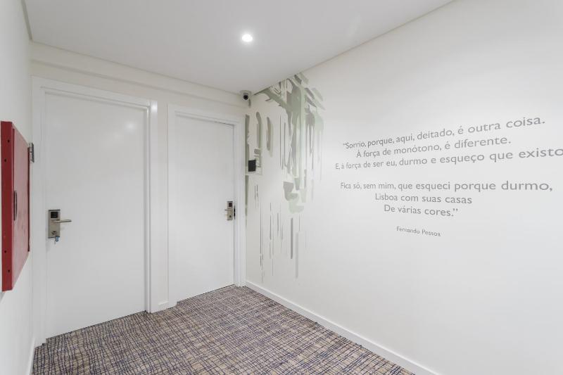 Twin Room with Private Bathroom image 1