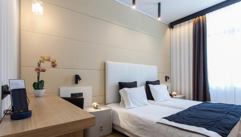 Twin Room with Balcony image 4