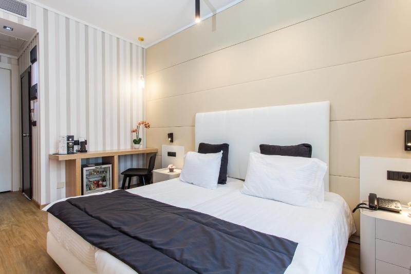 Twin Room with Balcony image 3