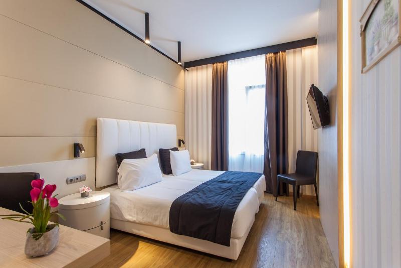 Twin Room with Balcony image 2