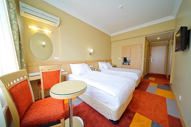 Twin Room image 4