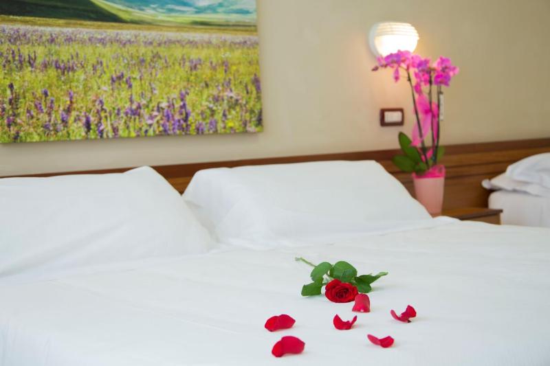 Standard Double Room image 3