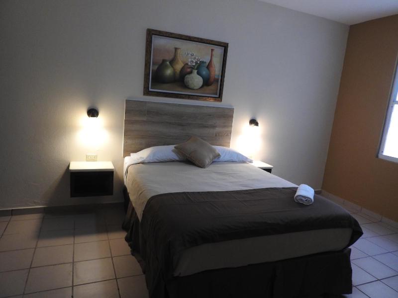 1 Queen Room image 2