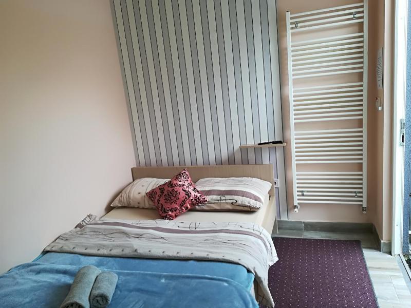 Economy Double Room image 4