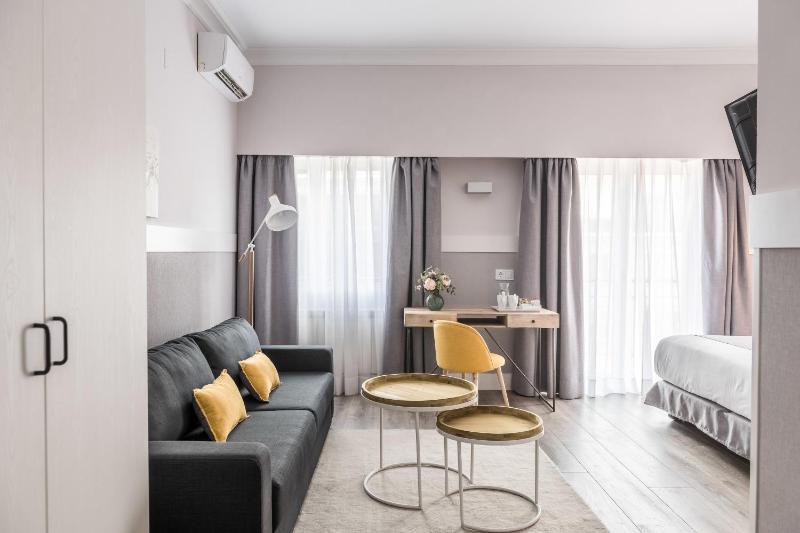 Twin Room with Balcony image 3