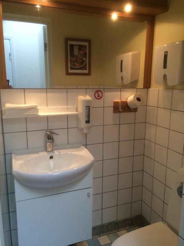 Single Room with Shared Bathroom image 2
