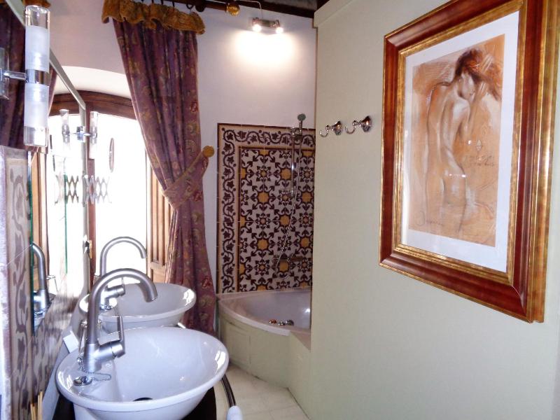 Deluxe Double or Twin Room with Spa Bath image 2