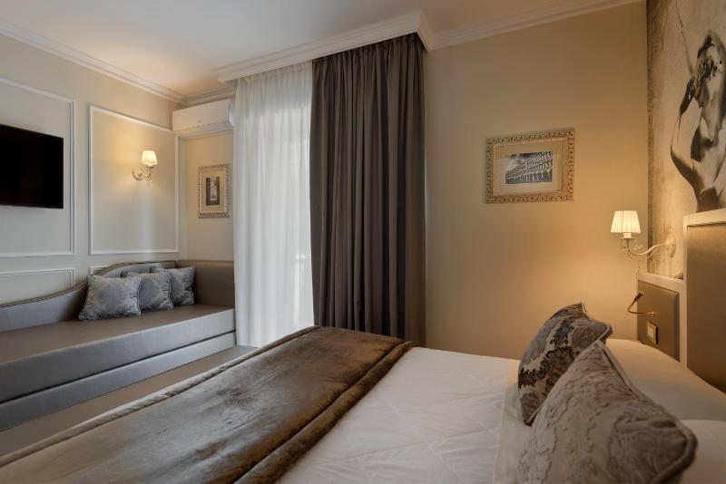 Double Room with Side Sea View image 3