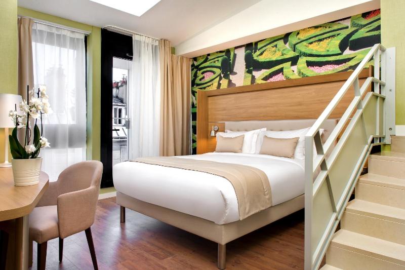 Suite with Terrace and Eiffel Tower View image 3