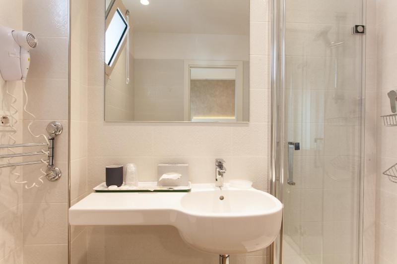 Standard Double Room image 2