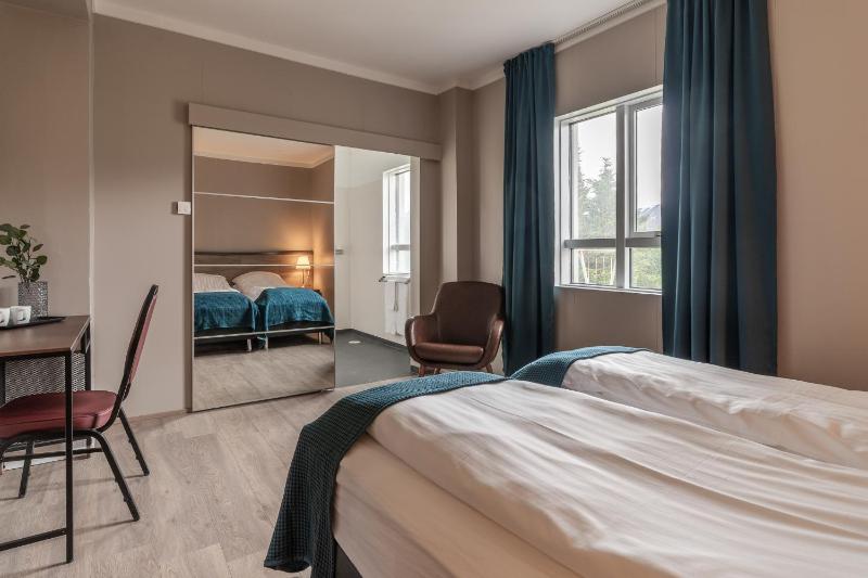 Large Double or Twin Room image 3