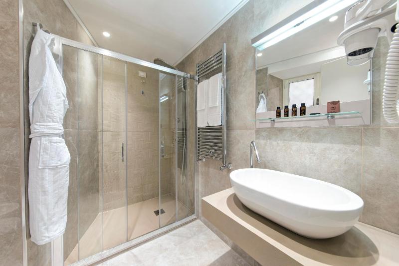 Deluxe Double Room image 3