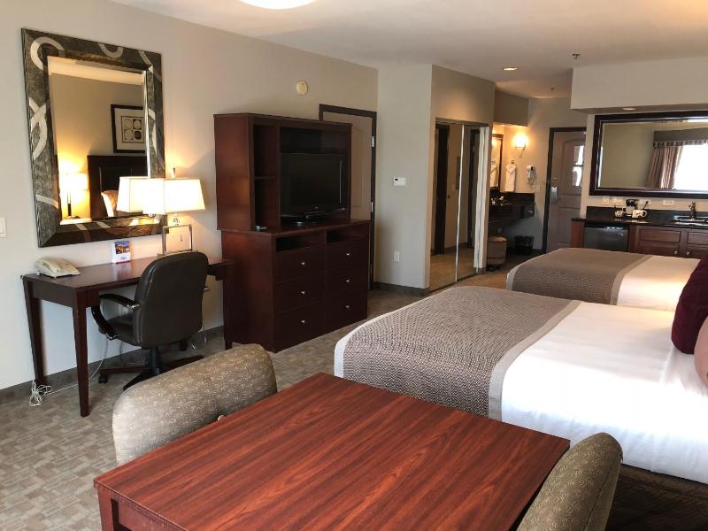 Queen Room with Two Queen Beds image 3
