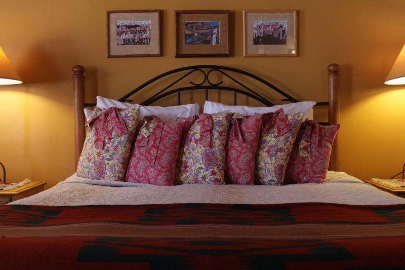 Queen Room image 2