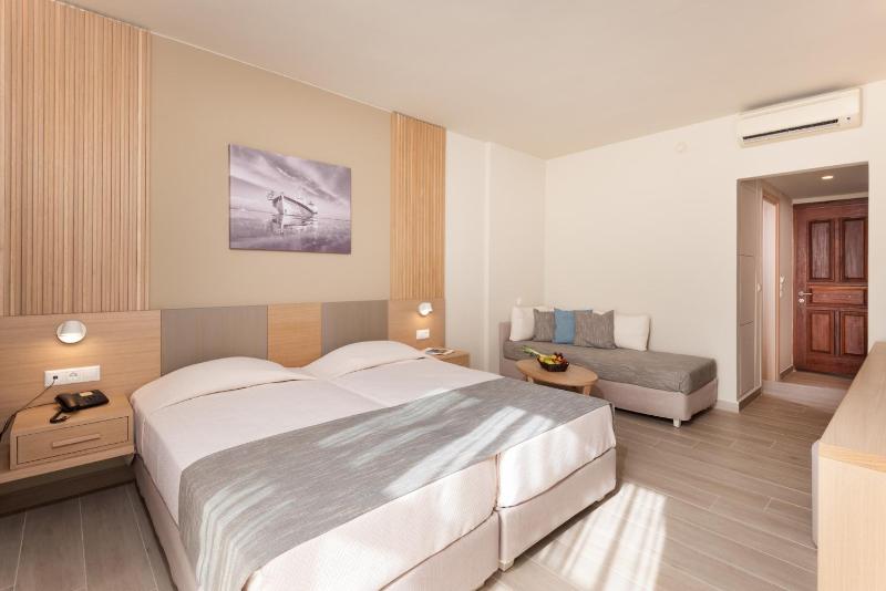 Double or Twin Room with Sea View image 1