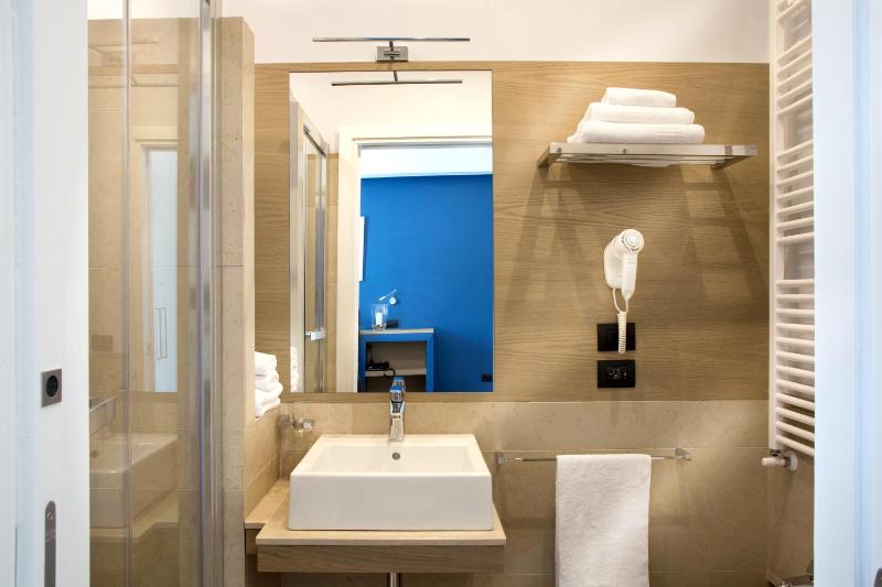Double Room with Balcony image 4