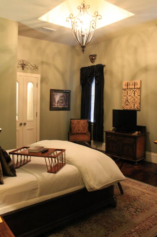 Queen Suite image 3