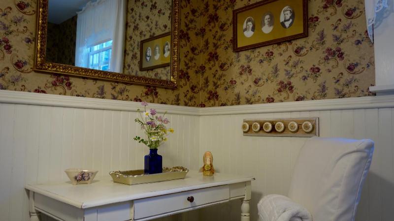 King Room with Garden View image 2