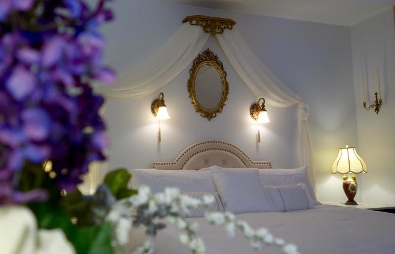 King Room with Garden View image 1