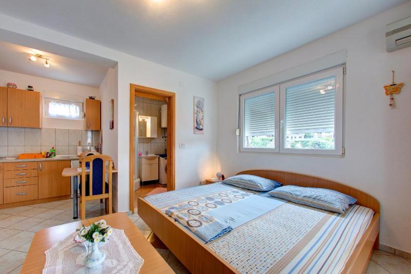 Studio Apartment with Sea View image 4