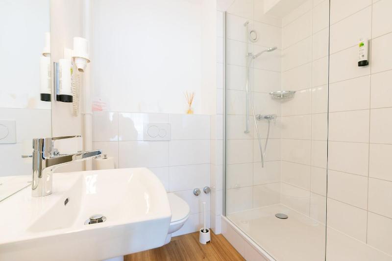 Double Room image 3