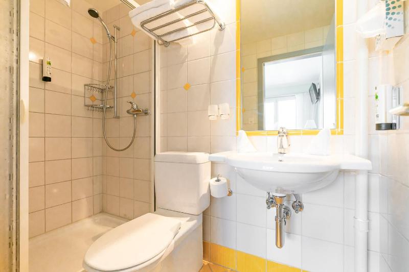 Double Room with Balcony image 2