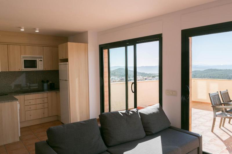 2 bedroom apartment close to the center of Begur. Terrace and panoramic sea views Ref:H41 - image 4