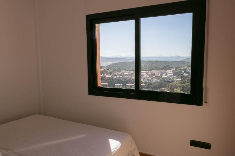 2 bedroom apartment close to the center of Begur. Terrace and panoramic sea views Ref:H41 - image 11