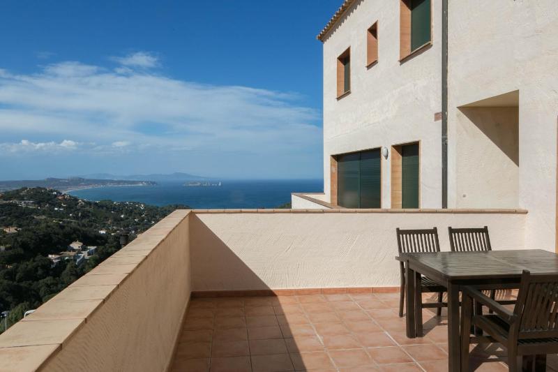 2 bedroom apartment close to the center of Begur. Terrace and panoramic sea views Ref:H41 - image 3
