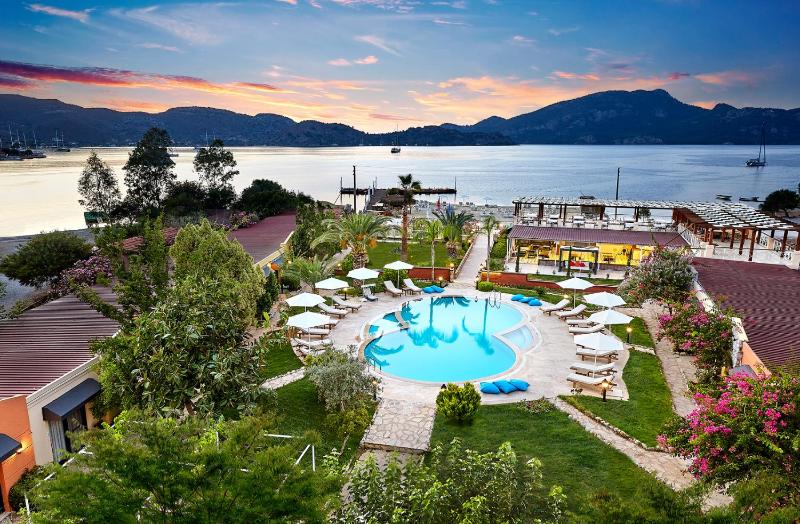 Deluxe Double Room with Balcony and Sea View image 2