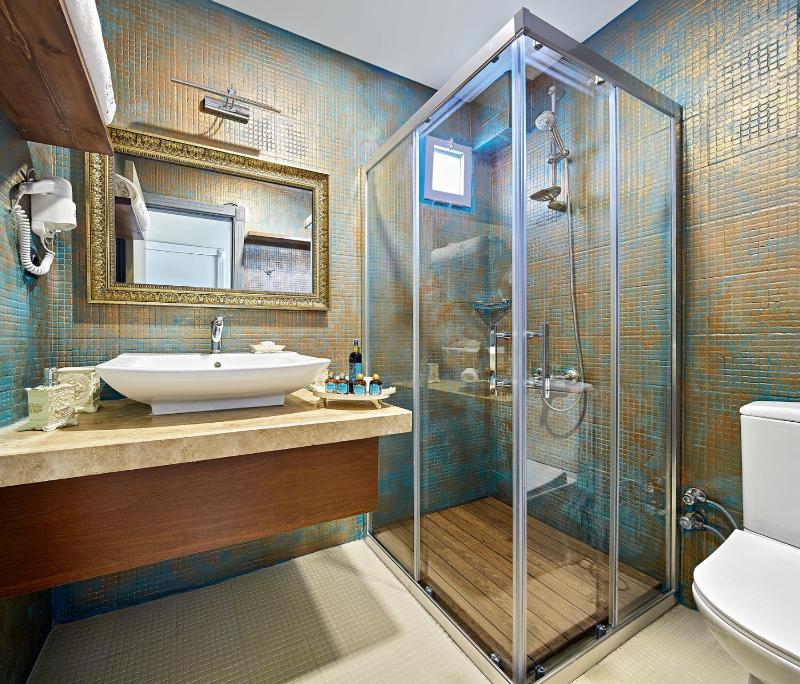 Deluxe Double Room with Balcony and Sea View image 4