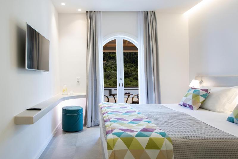 Deluxe King Room image 2