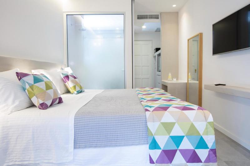 Deluxe King Room image 3