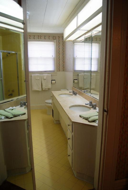 Deluxe Double Room with Two Double Beds and Twin Bed image 2