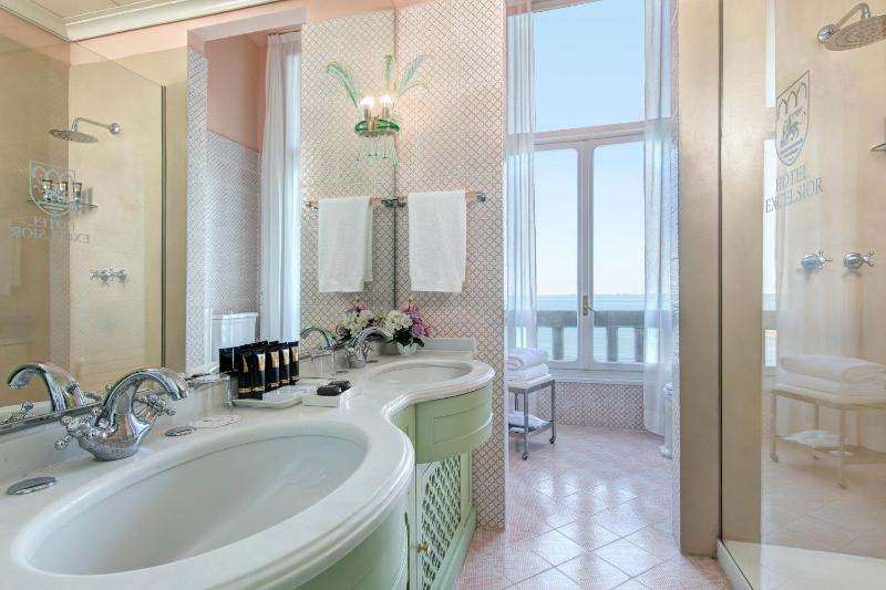 Suite with Sea View image 2
