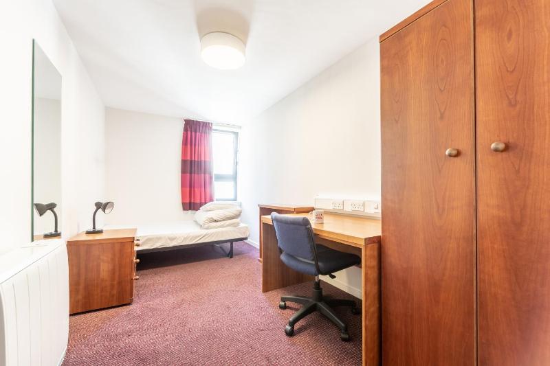 Basic Single Room with Shared Bathroom image 3