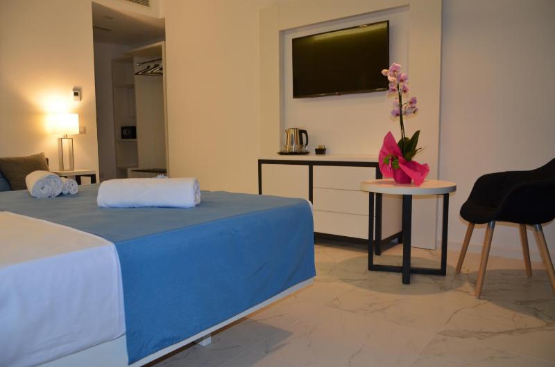 Superior Triple Room with Sea View image 3