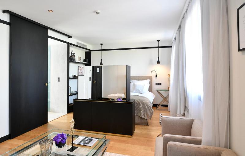 Deluxe Suite with Sea View image 4